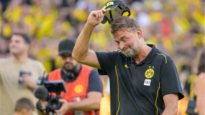 جماهير بوروسيا دورتموند تحيي كلوب مدربها السابق .. فيديو