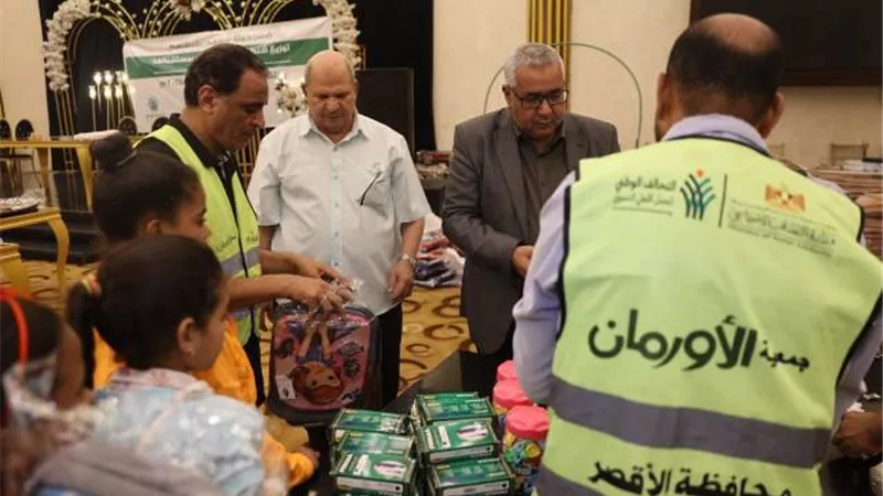 توزيع 500 شنطة وأدوات مدرسية للطلاب الغير القادرين بالأقصر