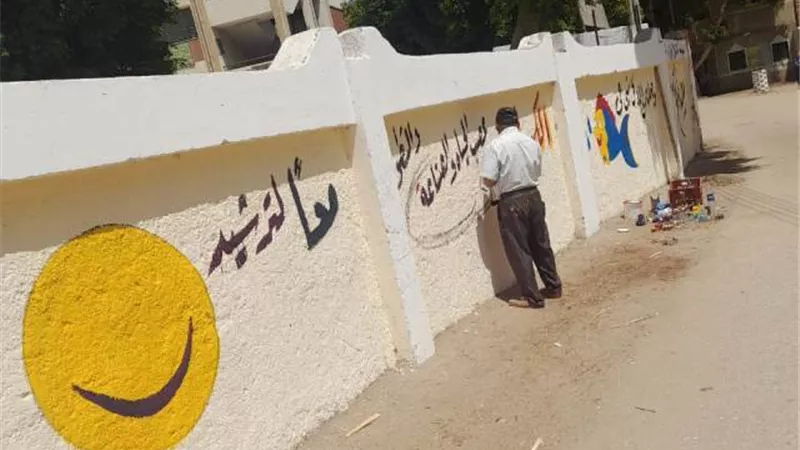 استكمال دهان الأسوار بقرى مركز البداري فى مبادرة 