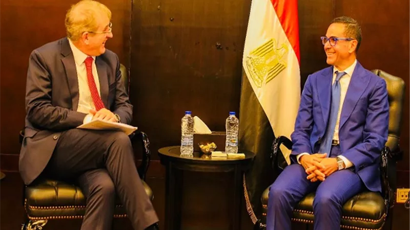 وزير الاستثمار يبحث تعزيز العلاقات الاقتصادية مع المفوض التجاري البريطاني لأفريقيا
