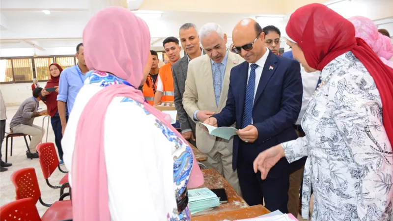 رئيس جامعة أسيوط يتابع انطلاق أعمال الكشف الطبي للطلاب الجدد