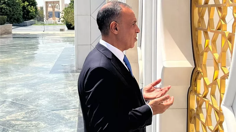 وزير الخارجية يزور ضريح مؤسس دولة الإمارات الشقيقة