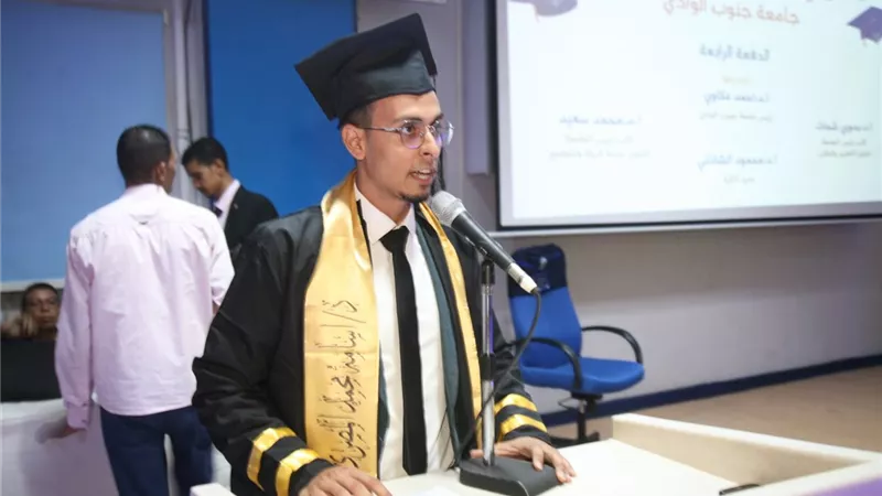 رئيس جامعة جنوب الوادي يشهد حفل تخرج كلية العلاج الطبيعى