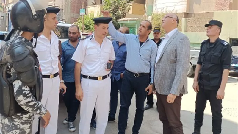 محافظ القليوبية يقود حملة لإزالة أدوار مخالفة بمنطقة الفلل ببنها