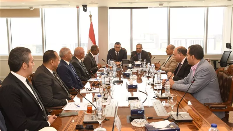 وزير الإسكان وخالد عباس يتابعان موقف منظومة مياه الشرب والصرف الصحى بالعاصمة الإدارية الجديدة