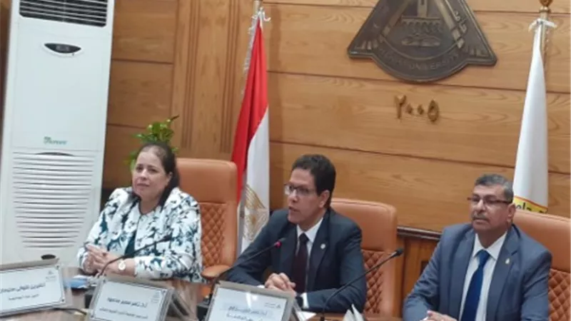 رئيس جامعة بنها يناقش الإستعدادات النهائية للعام الدراسي الجديد