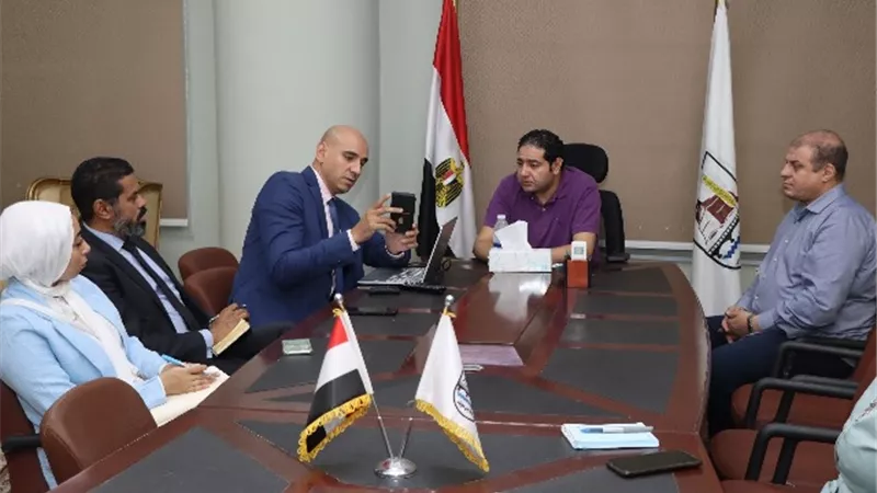 حبش يبحث مقترحًا لتحويل خدمات التعليم ببنى سويف لتطبيق اليكترونى