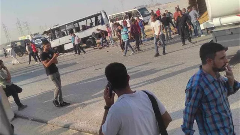تصادم ميني باص ونقل تسبب في مصرع وإصابة ١٣ عاملا بالسخنة