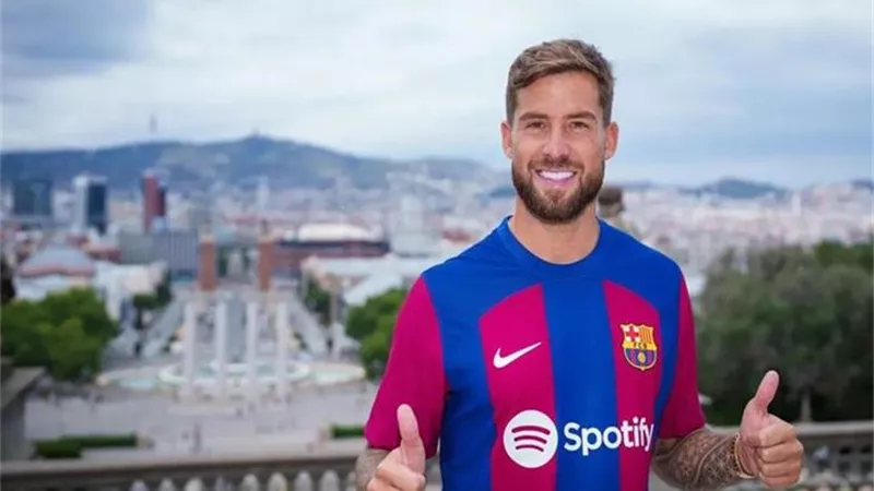 شرط وحيد يفصل مارتينيز عن تجديد عقده مع برشلونة