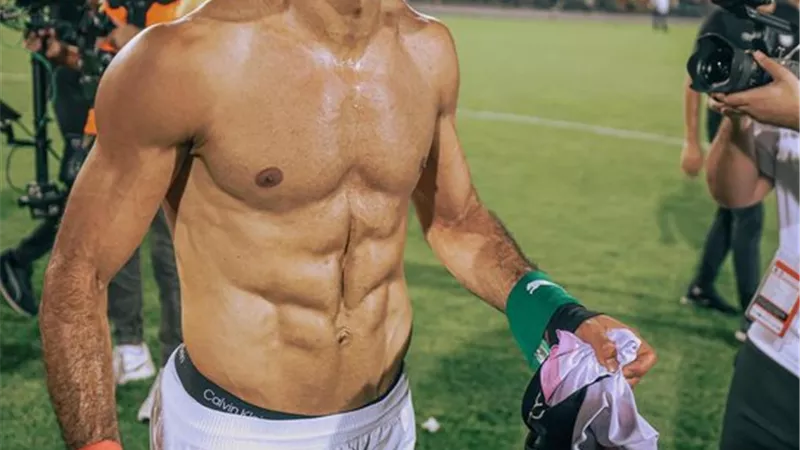 هتافات الجماهير المصرية لـ محمد صلاح أثناء خروجه من الملعب.. شاهد