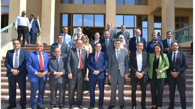 رئيس جامعة القاهرة يتفقد مستشفى ٥٠٠ ٥٠٠ بالشيخ زايد