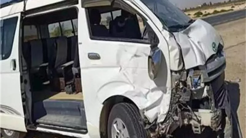 إصابة 4 في تصادم ملاكى مع ميكروباص أعلى الطريق الصحراوي فى الجيزة