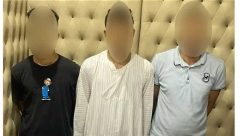 القبض على 3 أحتجزوا أجنبياً بالدرب الأحمر