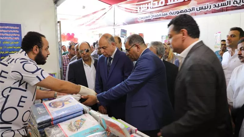 محافظ المنيا يفتتح معرض