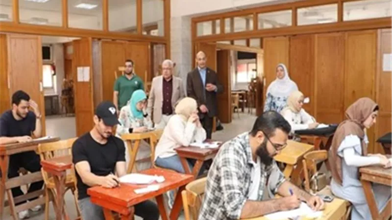 عميد طب المنوفية يتابع امتحانات الفرقة الخامسة لمادة الطب الشرعي