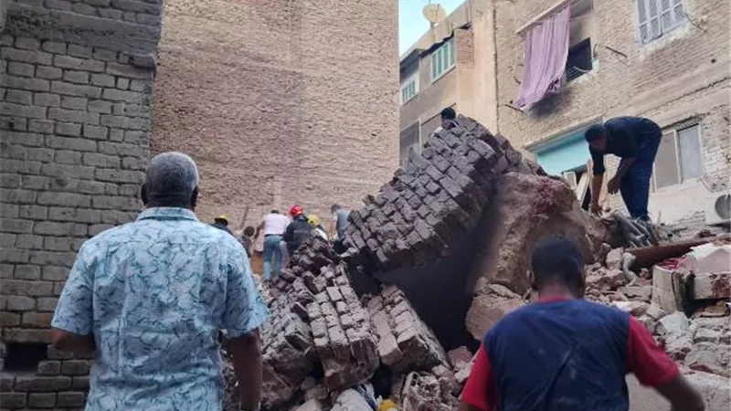 بالصور.. انهيار عقار من 4 طوابق بالزيتون