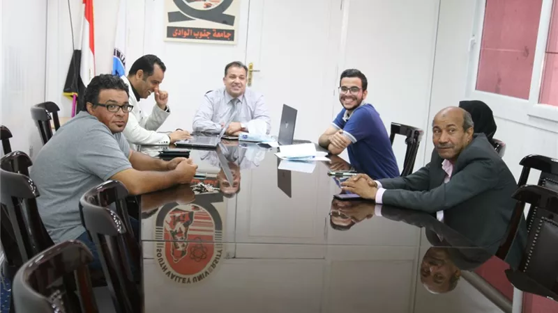 رئيس جامعة جنوب الوادي يتابع معدل الانجاز في تطبيق ( مستحقاتي )