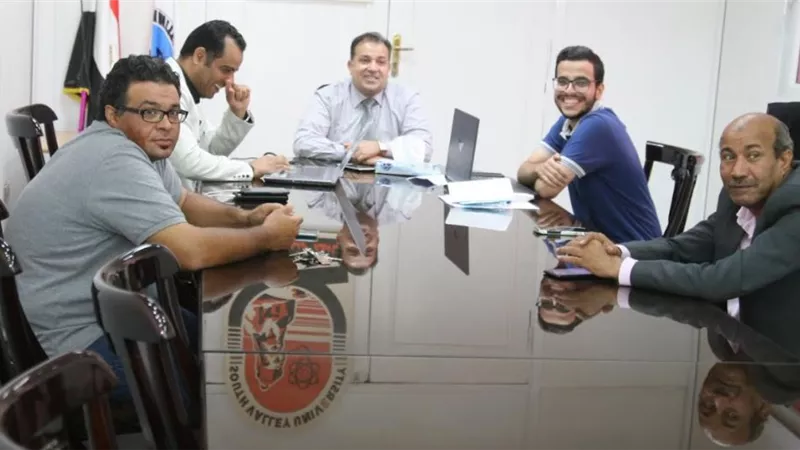 رئيس جامعة جنوب الوادي يتابع معدل الانجاز في تطبيق ( مستحقاتي )