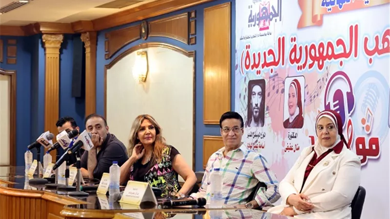 لجنة التحكيم تستمع للمتسابقين العشرين بالتصفيات النهائية لمسابقة مواهب الجمهورية الجديدة