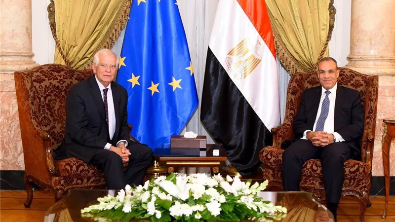 بدء جلسة مباحثات مغلقة بين وزير الخارجية وبوريل حول الوضع الإقليمي