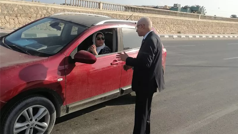محافظ شمال سيناء يلتقي المواطنين خلال تفقد أعمال المطبات