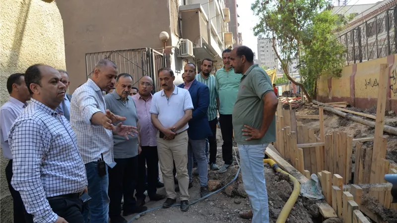 محافظ أسيوط يتابع إصلاح هبوط بعض المطابق بشارع التليفونات