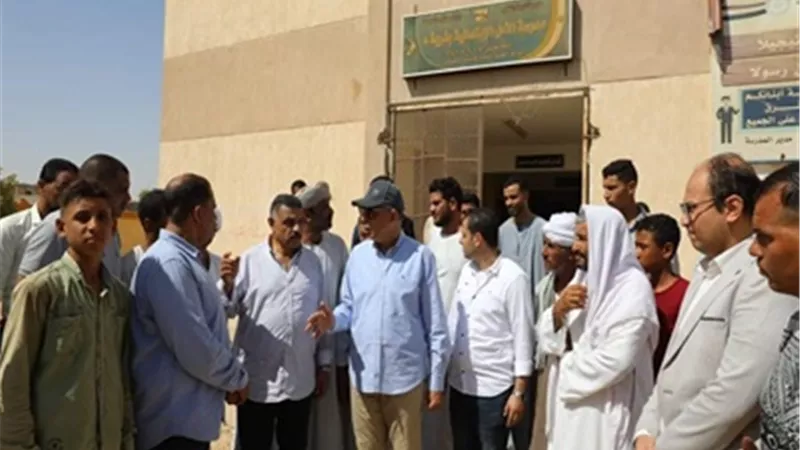 محافظ المنيا يتفقد مدرسة الأمل ويوجه بترخيص سيارات أجرة