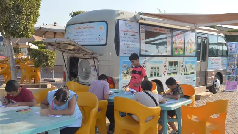 المكتبة المتنقلة لجمعية مصر الجديدة أمام المتحف اليوناني بالإسكندرية اليوم