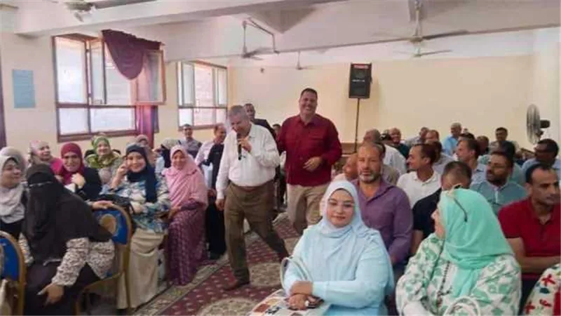 مدير تعليم دمياط يناقش سد العجز بمدارس كفر البطيخ