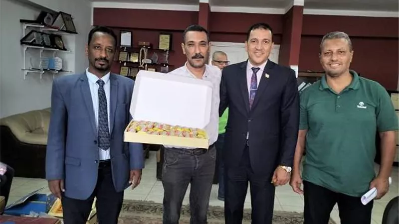 مسيحى يوزع حلوى المولد على زملائه بمديرية الشباب ببنى سويف