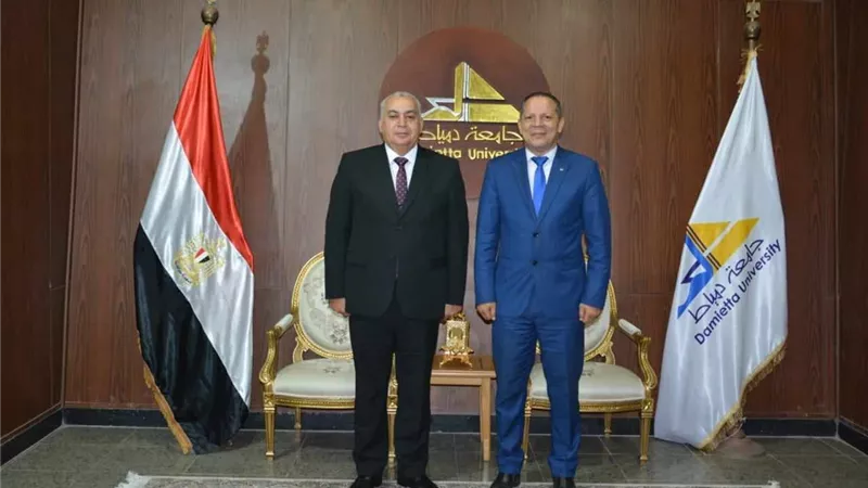 رئيس جامعة دمياط يستقبل مدير الأمن