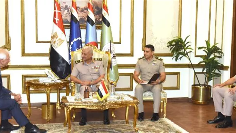 وزير الدفاع يلتقى نائب رئيس المفوضية الأوروبية خلال زيارته لمصر