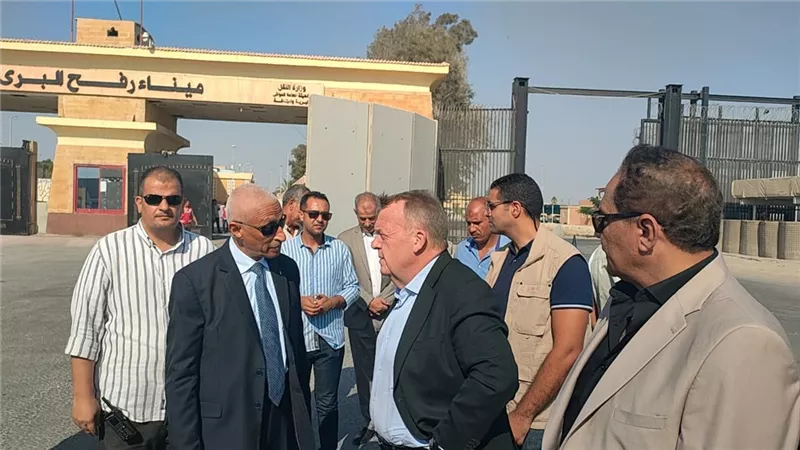 وزير الخارجية الدنماركي يتفقدمخازن المساعدات ويزور معبر رفح البري