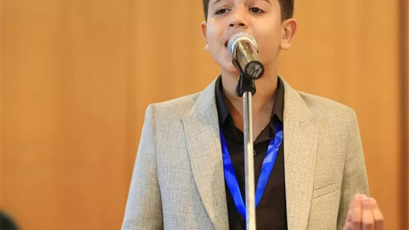 مهدى صغير السن كبير بصوته الرائع المميز