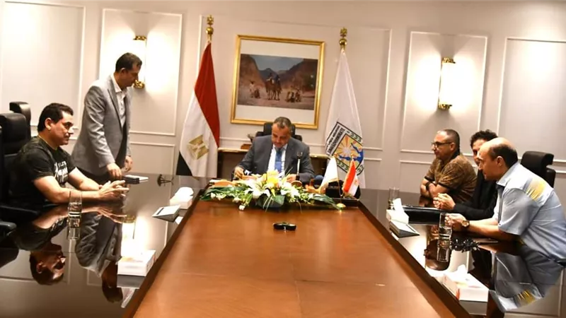 محافظ جنوب سيناء يتابع موقف سداد مستحقات الكهرباء