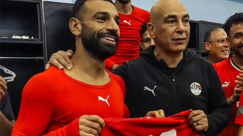 شاهد... احتفال لاعبى منتخب مصر بوصول محمد صلاح للمباراة الـ 100