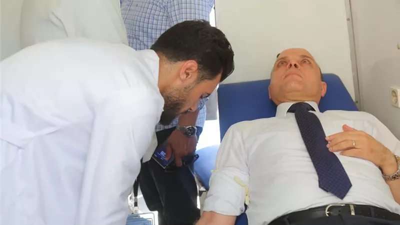 محافظ كفر الشيخ يتبرع بالدم داعيًا أبناء المحافظة للتبرع بالدم