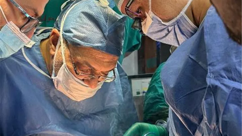 فريق طبي بجامعة أسيوط ينجح فى إجراء عملية فصل توأم ملتصق بالبطن