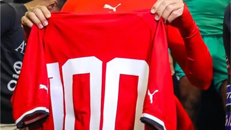تاريخ من ذهب .. الكاف يتغني بانجاز محمد صلاح