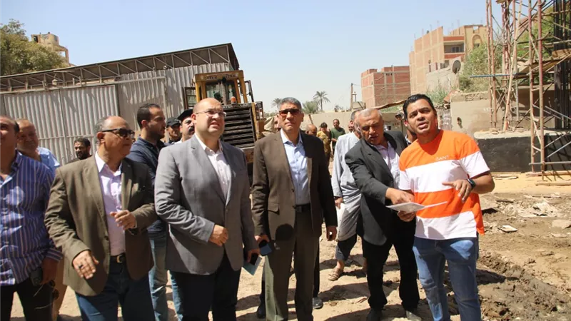 محافظ الجيزة يوجه بفحص حالة عقار بالمنشية للتأكد من حالته الإنشائية