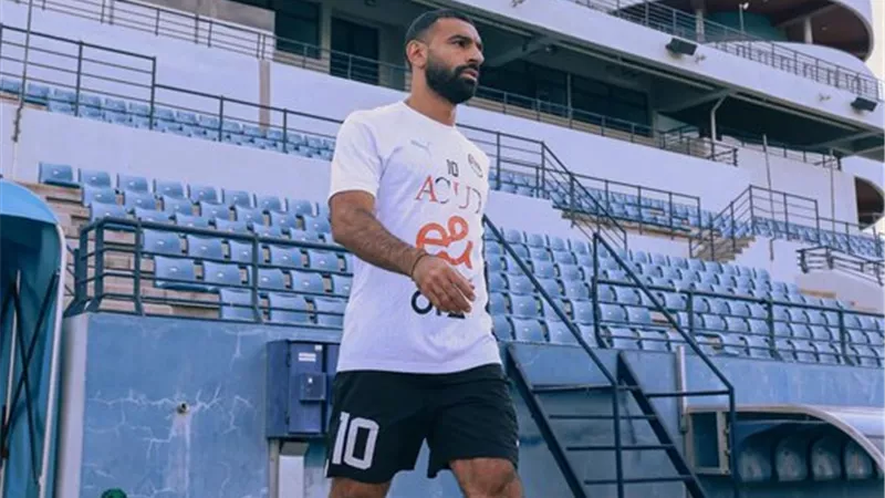 شاهد محمد صلاح في طريقه إلى ملعب التدريبات في بتسوانا .. فيديو