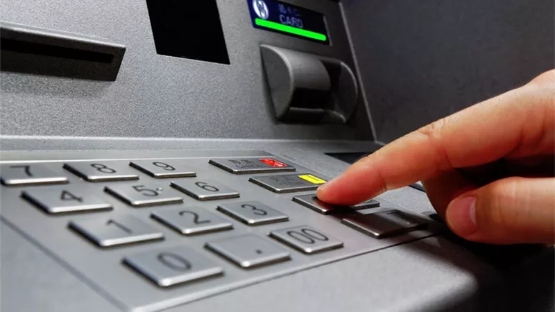 رسوم السحب النقدي من الـATM في 5 بنوك