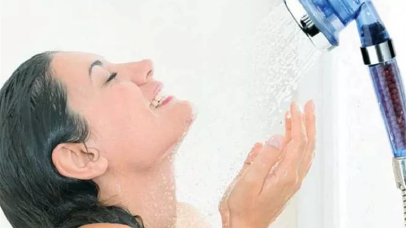 خبراء يحذرون من الاستحمام بالماء الساخن في هذا الوقت