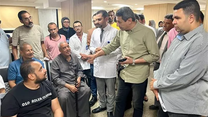 محافظ السويس يتفقد العيادات الخارجية بمستشفي الجراحات الدقيقة
