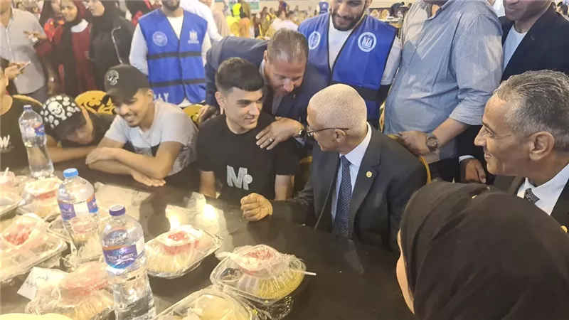 محافظ شمال سيناءيتناول الغداءمع الأسر الأكثراحتياجا والفلسطينية