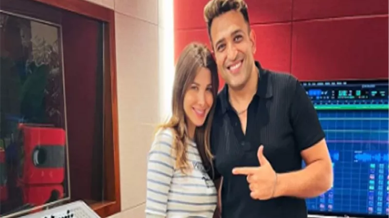 نانسي عجرم برفقة تامر حسين ومدكور ويحيي ورحيم من أجل ألبومها