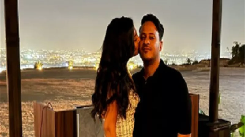 كريم عفيفي.. زوجة نجم مسرح مصر تعطيه قبلة.. انت البداية والنهاية