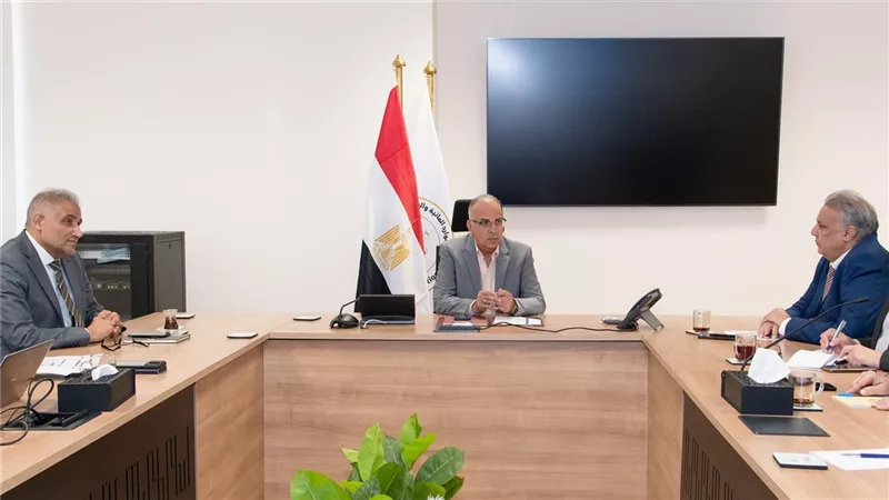 وزير الري يتابع موقف 