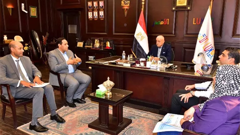 محافظ الأقصر يوجه بسرعة إنجاز العمل بمشروعات حياة كريمة