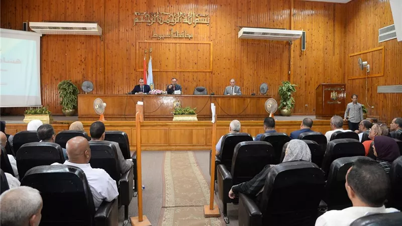محافظ أسيوط يلتقي مديري المدارس استعدادا للعام الدراسي الجديد